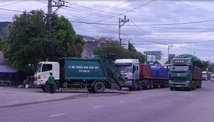 Bình Định: Dân chặn đường do xe tải lưu thông gây bụi bẩn - Ảnh 1. Bình Định: Dân chặn đường do xe tải lưu thông gây bụi bẩn - Ảnh 1.