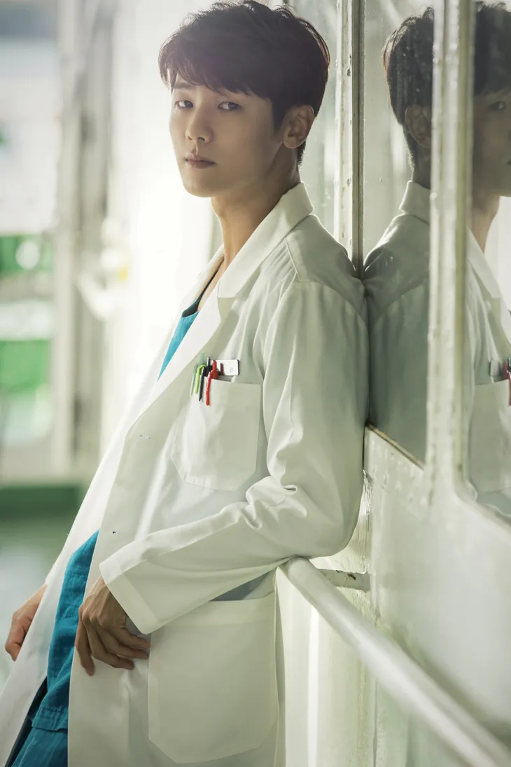 Ha Ji Won tái ngộ khán giả Việt qua phim mới Con tàu y đức - Ảnh 2. Ha Ji Won tái ngộ khán giả Việt qua phim mới Con tàu y đức - Ảnh 2.