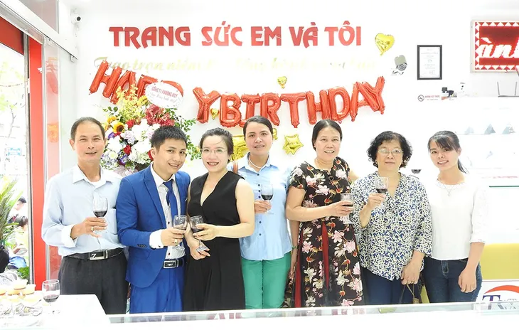 Mừng sinh nhật 5 tuổi: Công ty TNHH Trang sức Em và Tôi tri ân khách hàng - Ảnh 2. Mừng sinh nhật 5 tuổi: Công ty TNHH Trang sức Em và Tôi tri ân khách hàng - Ảnh 2.