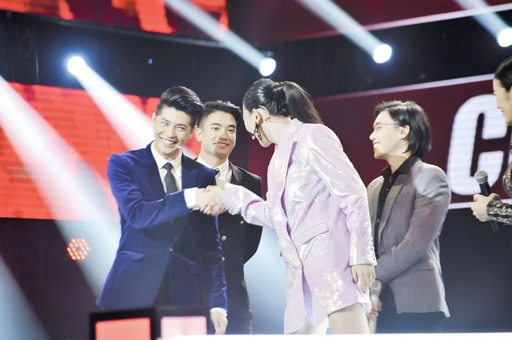 Giọng hát Việt: Noo Phước Thịnh chọn hotboy Việt kiều dù còn hạn chế phát âm tiếng Việt - Ảnh 4. Giọng hát Việt: Noo Phước Thịnh chọn hotboy Việt kiều dù còn hạn chế phát âm tiếng Việt - Ảnh 4.