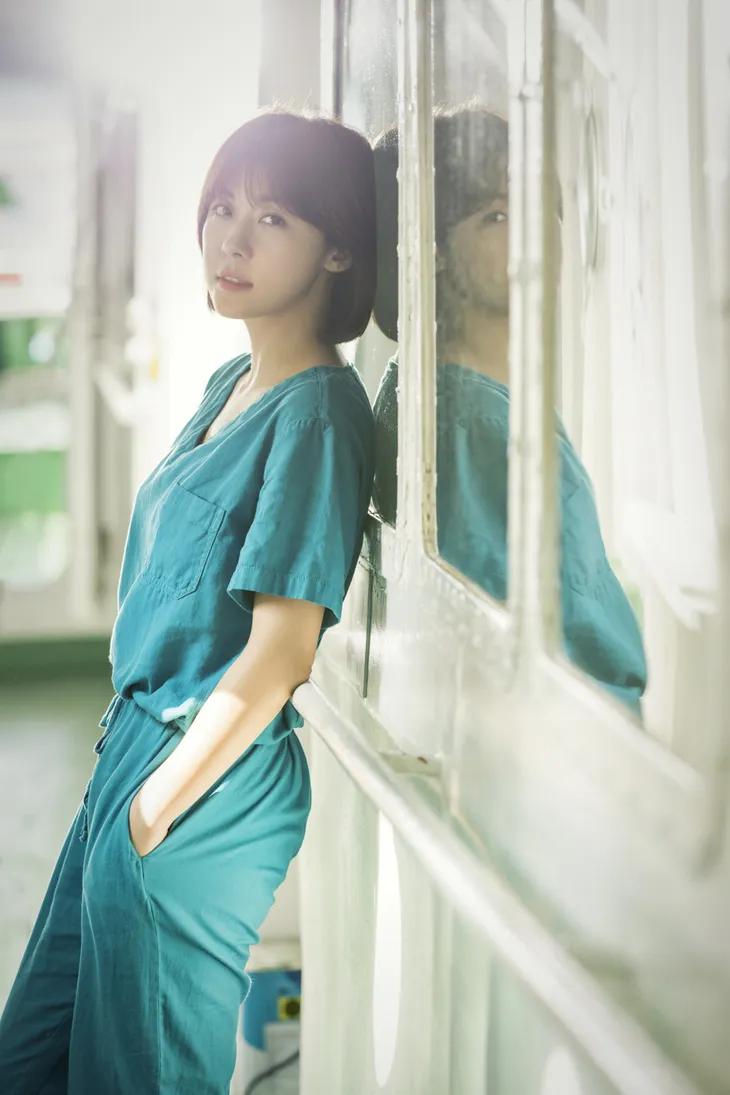 Ha Ji Won tái ngộ khán giả Việt qua phim mới Con tàu y đức - Ảnh 1. Ha Ji Won tái ngộ khán giả Việt qua phim mới Con tàu y đức - Ảnh 1.