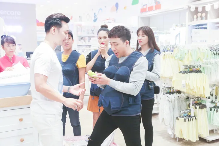 Khi đàn ông mang bầu: Trường Giang, Hương Giang gây lộn trong siêu thị vì... ghế tắm - Ảnh 4. Khi đàn ông mang bầu: Trường Giang, Hương Giang gây lộn trong siêu thị vì... ghế tắm - Ảnh 4.