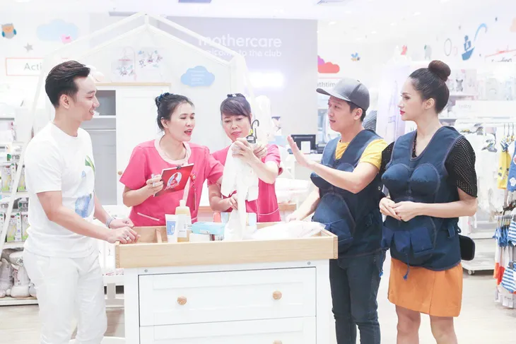 Khi đàn ông mang bầu: Trường Giang, Hương Giang gây lộn trong siêu thị vì... ghế tắm - Ảnh 2. Khi đàn ông mang bầu: Trường Giang, Hương Giang gây lộn trong siêu thị vì... ghế tắm - Ảnh 2.