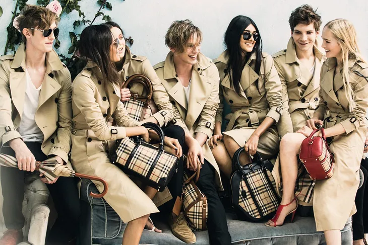 Burberry tự đốt hết quần áo và mỹ phẩm tồn kho của mình - Ảnh 3. Burberry tự đốt hết quần áo và mỹ phẩm tồn kho của mình - Ảnh 3.