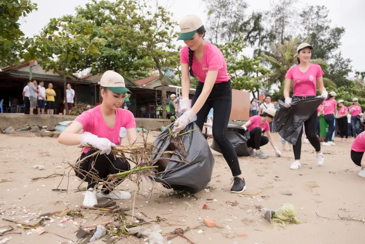 Thí sinh Hoa hậu Việt Nam 2018 dọn rác trên bãi biển Cửa Lò sau bão số 3 - Ảnh 1. Thí sinh Hoa hậu Việt Nam 2018 dọn rác trên bãi biển Cửa Lò sau bão số 3 - Ảnh 1.