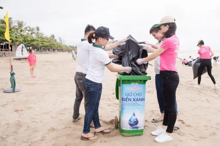 Thí sinh Hoa hậu Việt Nam 2018 dọn rác trên bãi biển Cửa Lò sau bão số 3 - Ảnh 7. Thí sinh Hoa hậu Việt Nam 2018 dọn rác trên bãi biển Cửa Lò sau bão số 3 - Ảnh 7.