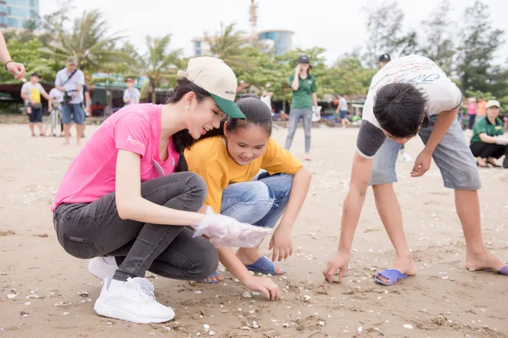 Thí sinh Hoa hậu Việt Nam 2018 dọn rác trên bãi biển Cửa Lò sau bão số 3 - Ảnh 6. Thí sinh Hoa hậu Việt Nam 2018 dọn rác trên bãi biển Cửa Lò sau bão số 3 - Ảnh 6.