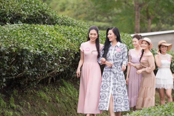 Thí sinh Hoa hậu Việt Nam 2018 dọn rác trên bãi biển Cửa Lò sau bão số 3 - Ảnh 9. Thí sinh Hoa hậu Việt Nam 2018 dọn rác trên bãi biển Cửa Lò sau bão số 3 - Ảnh 9.
