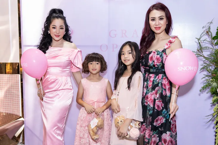 Mẹ con diễn viên hài Thúy Nga điệu đà với váy hồng - Ảnh 6. Mẹ con diễn viên hài Thúy Nga điệu đà với váy hồng - Ảnh 6.