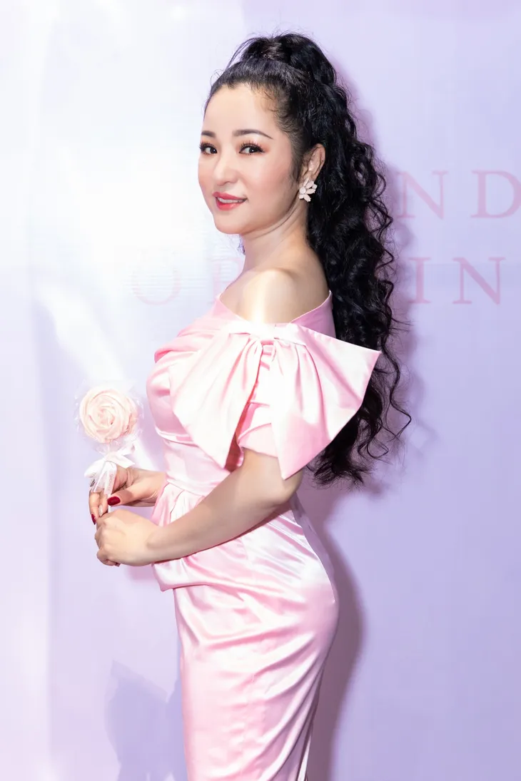 Mẹ con diễn viên hài Thúy Nga điệu đà với váy hồng - Ảnh 3. Mẹ con diễn viên hài Thúy Nga điệu đà với váy hồng - Ảnh 3.