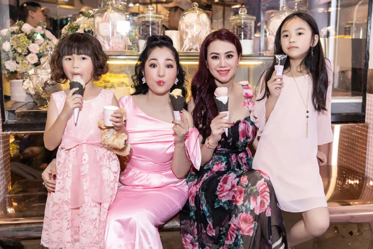 Mẹ con diễn viên hài Thúy Nga điệu đà với váy hồng - Ảnh 4. Mẹ con diễn viên hài Thúy Nga điệu đà với váy hồng - Ảnh 4.