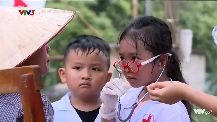 Bố ơi! Mình đi đâu thế?: Nguyễn Hải Phong hốt hoảng vì... mò phải ếch - Ảnh 7. Bố ơi! Mình đi đâu thế?: Nguyễn Hải Phong hốt hoảng vì... mò phải ếch - Ảnh 7.