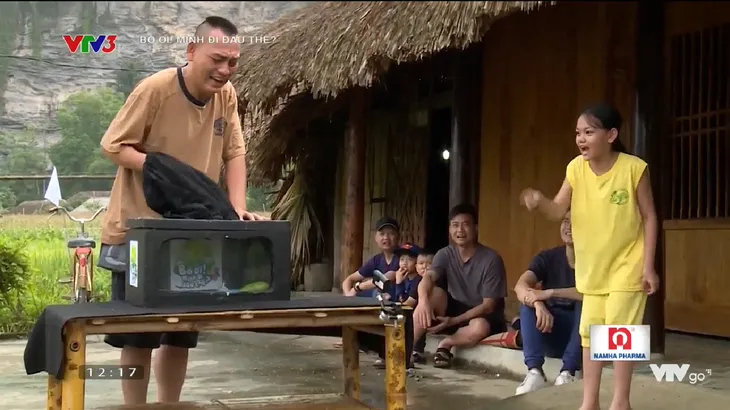 Bố ơi! Mình đi đâu thế?: Nguyễn Hải Phong hốt hoảng vì... mò phải ếch - Ảnh 4. Bố ơi! Mình đi đâu thế?: Nguyễn Hải Phong hốt hoảng vì... mò phải ếch - Ảnh 4.