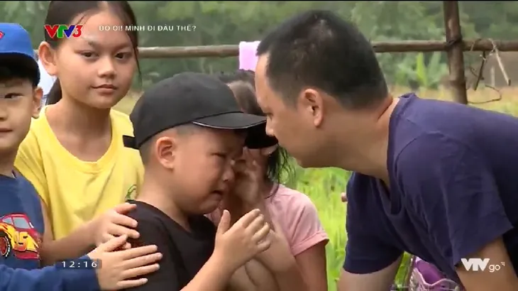 Bố ơi! Mình đi đâu thế?: Nguyễn Hải Phong hốt hoảng vì... mò phải ếch - Ảnh 2. Bố ơi! Mình đi đâu thế?: Nguyễn Hải Phong hốt hoảng vì... mò phải ếch - Ảnh 2.