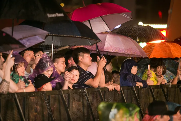 Chung khảo phía Bắc Hoa hậu Việt Nam 2018: Dàn người đẹp rạng ngời dưới trời mưa đêm tổng duyệt - Ảnh 2. Chung khảo phía Bắc Hoa hậu Việt Nam 2018: Dàn người đẹp rạng ngời dưới trời mưa đêm tổng duyệt - Ảnh 2.