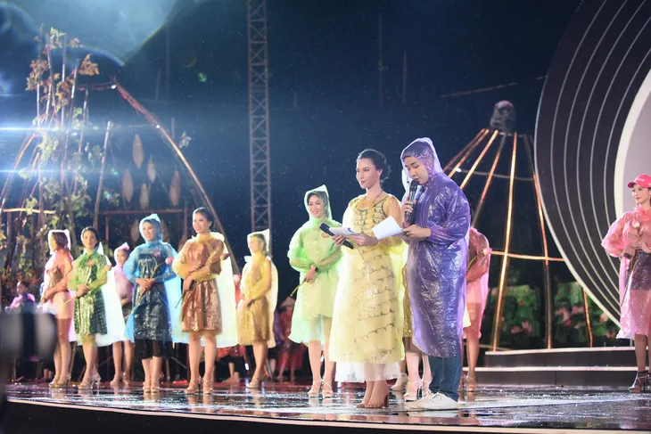 Chung khảo phía Bắc Hoa hậu Việt Nam 2018: Dàn người đẹp rạng ngời dưới trời mưa đêm tổng duyệt - Ảnh 9. Chung khảo phía Bắc Hoa hậu Việt Nam 2018: Dàn người đẹp rạng ngời dưới trời mưa đêm tổng duyệt - Ảnh 9.
