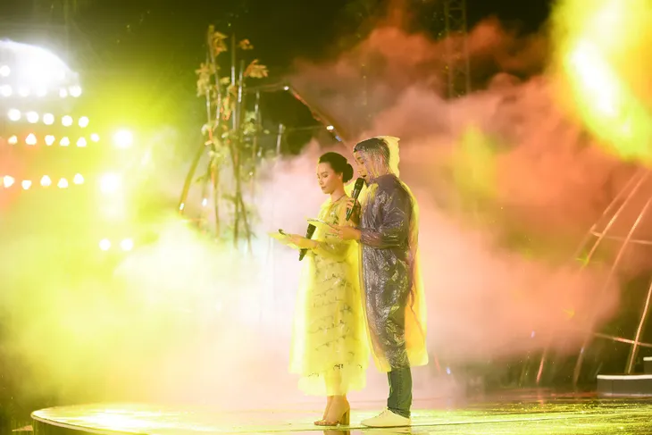 Chung khảo phía Bắc Hoa hậu Việt Nam 2018: Dàn người đẹp rạng ngời dưới trời mưa đêm tổng duyệt - Ảnh 8. Chung khảo phía Bắc Hoa hậu Việt Nam 2018: Dàn người đẹp rạng ngời dưới trời mưa đêm tổng duyệt - Ảnh 8.