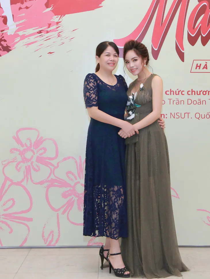 Sao mai Mai Diệu Ly diện dạ hội chạy show ngày mưa - Ảnh 6. Sao mai Mai Diệu Ly diện dạ hội chạy show ngày mưa - Ảnh 6.