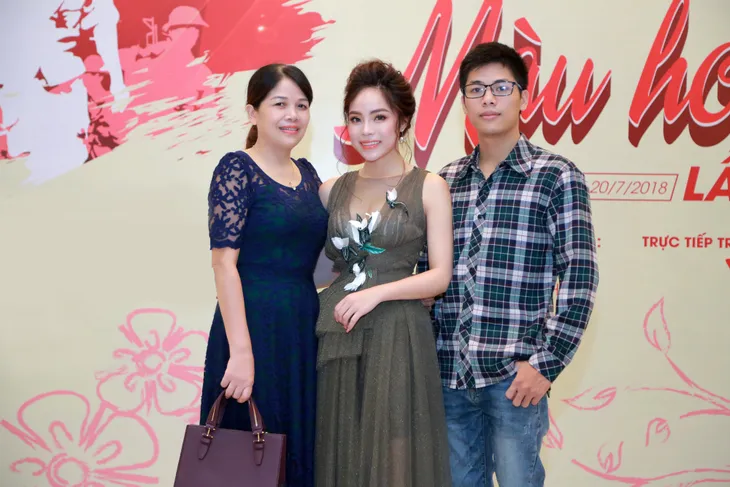 Sao mai Mai Diệu Ly diện dạ hội chạy show ngày mưa - Ảnh 7. Sao mai Mai Diệu Ly diện dạ hội chạy show ngày mưa - Ảnh 7.