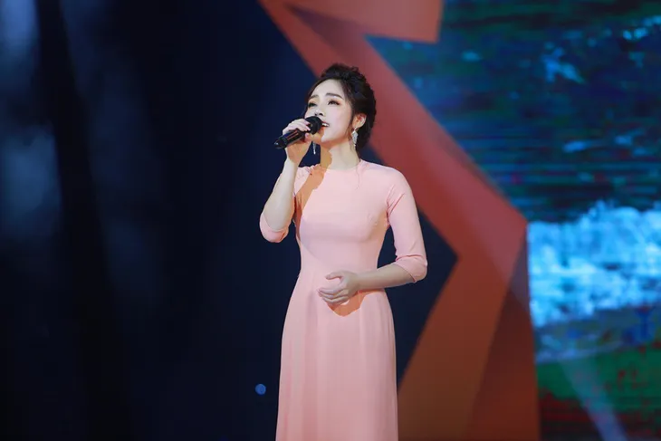 Sao mai Mai Diệu Ly diện dạ hội chạy show ngày mưa - Ảnh 3. Sao mai Mai Diệu Ly diện dạ hội chạy show ngày mưa - Ảnh 3.
