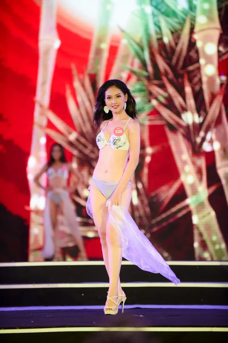 Bỏng mắt với phần trình diễn bikini tại Chung khảo phía Bắc Hoa hậu Việt Nam 2018 - Ảnh 14. Bỏng mắt với phần trình diễn bikini tại Chung khảo phía Bắc Hoa hậu Việt Nam 2018 - Ảnh 14.