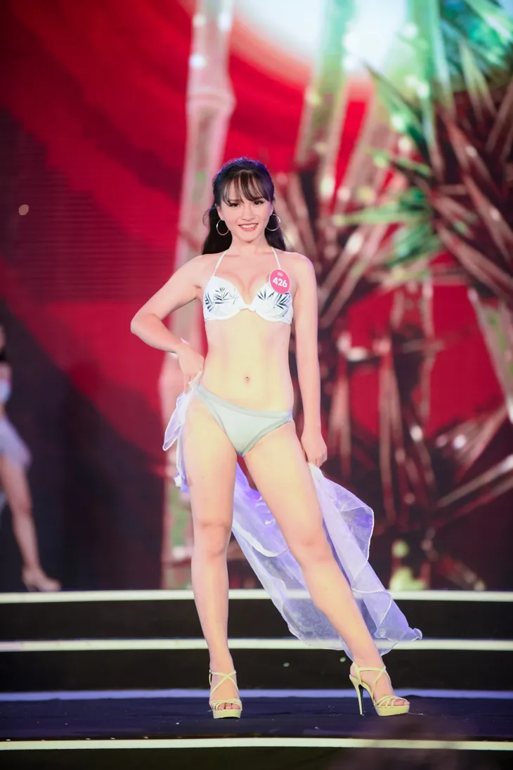 Bỏng mắt với phần trình diễn bikini tại Chung khảo phía Bắc Hoa hậu Việt Nam 2018 - Ảnh 2. Bỏng mắt với phần trình diễn bikini tại Chung khảo phía Bắc Hoa hậu Việt Nam 2018 - Ảnh 2.