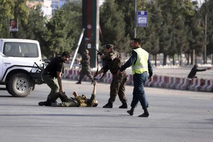 Nổ lớn gần sân bay Kabul, ít nhất 14 người thiệt mạng - Ảnh 2. Nổ lớn gần sân bay Kabul, ít nhất 14 người thiệt mạng - Ảnh 2.