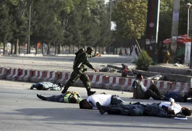 Nổ lớn gần sân bay Kabul, ít nhất 14 người thiệt mạng - Ảnh 3. Nổ lớn gần sân bay Kabul, ít nhất 14 người thiệt mạng - Ảnh 3.