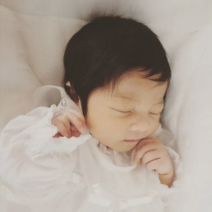 Bé gái 6 tháng tuổi gây sốt vì mái tóc dựng ngược có một không hai - Ảnh 1. Bé gái 6 tháng tuổi gây sốt vì mái tóc dựng ngược có một không hai - Ảnh 1.