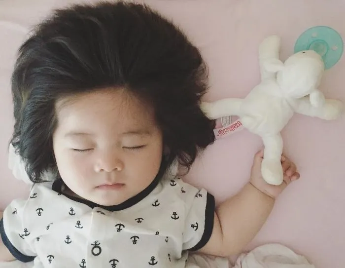 Bé gái 6 tháng tuổi gây sốt vì mái tóc dựng ngược có một không hai - Ảnh 15. Bé gái 6 tháng tuổi gây sốt vì mái tóc dựng ngược có một không hai - Ảnh 15.