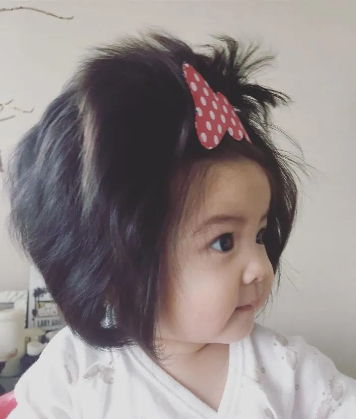 Bé gái 6 tháng tuổi gây sốt vì mái tóc dựng ngược có một không hai - Ảnh 3. Bé gái 6 tháng tuổi gây sốt vì mái tóc dựng ngược có một không hai - Ảnh 3.