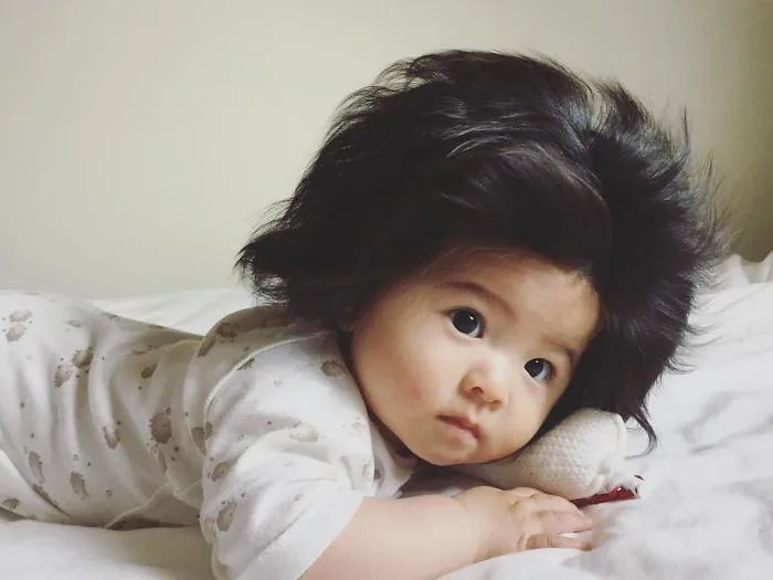Bé gái 6 tháng tuổi gây sốt vì mái tóc dựng ngược có một không hai - Ảnh 5. Bé gái 6 tháng tuổi gây sốt vì mái tóc dựng ngược có một không hai - Ảnh 5.