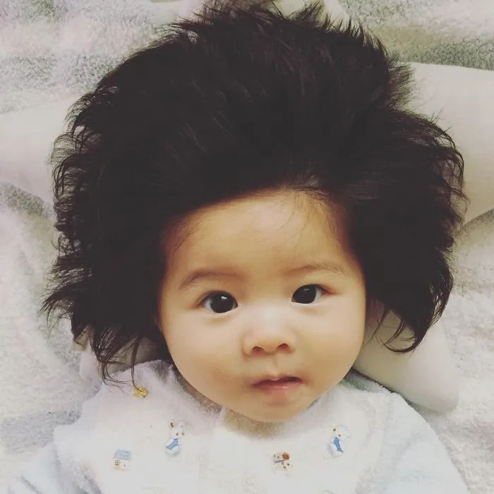 Bé gái 6 tháng tuổi gây sốt vì mái tóc dựng ngược có một không hai - Ảnh 7. Bé gái 6 tháng tuổi gây sốt vì mái tóc dựng ngược có một không hai - Ảnh 7.