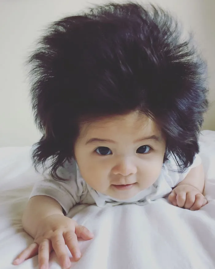 Bé gái 6 tháng tuổi gây sốt vì mái tóc dựng ngược có một không hai - Ảnh 10. Bé gái 6 tháng tuổi gây sốt vì mái tóc dựng ngược có một không hai - Ảnh 10.