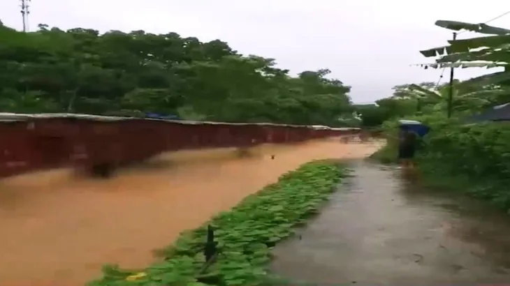 Clip: Tàu hỏa chạy trên đường ray ngập nước - Ảnh 2. Clip: Tàu hỏa chạy trên đường ray ngập nước - Ảnh 2.