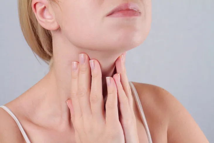 8 dấu hiệu cho thấy tuyến giáp của bạn đang kêu cứu - Ảnh 1.