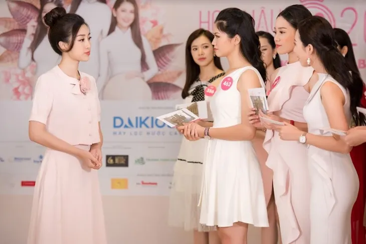 Lọt vào Chung kết Hoa hậu Việt Nam 2018, vì sao BTV của VTV bất ngờ không tham gia dự án nhân ái? - Ảnh 2. Lọt vào Chung kết Hoa hậu Việt Nam 2018, vì sao BTV của VTV bất ngờ không tham gia dự án nhân ái? - Ảnh 2.