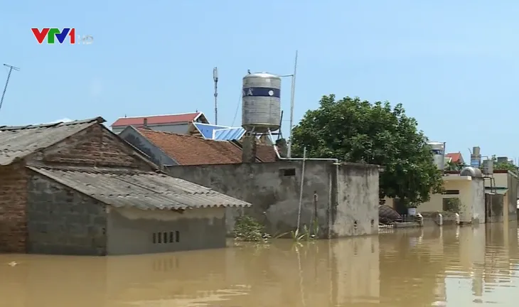 Hơn 100 nhà dân ở Bùi Xá, Hà Nội vẫn ngập trong nước - Ảnh 1. Hơn 100 nhà dân ở Bùi Xá, Hà Nội vẫn ngập trong nước - Ảnh 1.