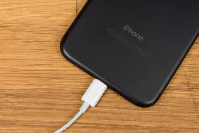 Củ sạc có thể mất tích trên iPhone 12: Có như không có? - Ảnh 1. Củ sạc có thể mất tích trên iPhone 12: Có như không có? - Ảnh 1.