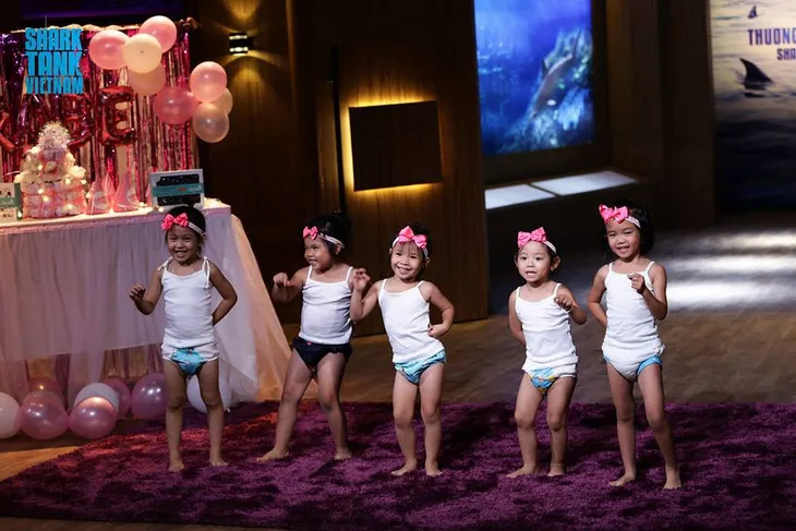 Shark Dzung Nguyễn thích thú hát Baby Shark tại Shark Tank Việt Nam - Ảnh 2. Shark Dzung Nguyễn thích thú hát Baby Shark tại Shark Tank Việt Nam - Ảnh 2.
