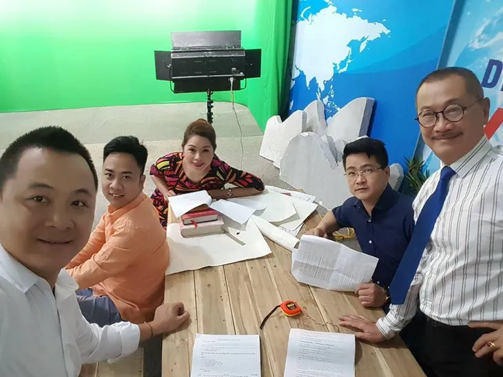 Đạo diễn Trần Hoàng: Từng căm ghét nghề diễn, áp lực là con NSƯT Trần Đức - Ảnh 2. Đạo diễn Trần Hoàng: Từng căm ghét nghề diễn, áp lực là con NSƯT Trần Đức - Ảnh 2.