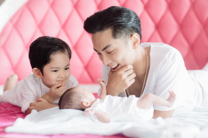 Vợ chồng Khánh Thi - Phan Hiển khoe ảnh hạnh phúc bên hai con - Ảnh 4. Vợ chồng Khánh Thi - Phan Hiển khoe ảnh hạnh phúc bên hai con - Ảnh 4.