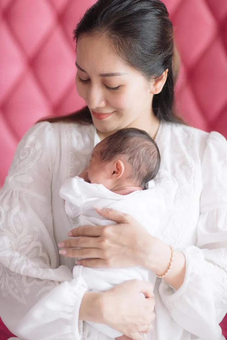 Vợ chồng Khánh Thi - Phan Hiển khoe ảnh hạnh phúc bên hai con - Ảnh 5. Vợ chồng Khánh Thi - Phan Hiển khoe ảnh hạnh phúc bên hai con - Ảnh 5.