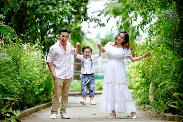Vợ chồng Khánh Thi - Phan Hiển khoe ảnh hạnh phúc bên hai con - Ảnh 8. Vợ chồng Khánh Thi - Phan Hiển khoe ảnh hạnh phúc bên hai con - Ảnh 8.