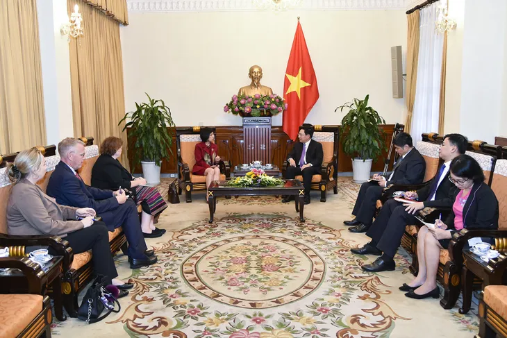 Phó Thủ tướng Phạm Bình Minh tiếp Đại sứ Canada Ping Kitnikone chào từ biệt - Ảnh 1. Phó Thủ tướng Phạm Bình Minh tiếp Đại sứ Canada Ping Kitnikone chào từ biệt - Ảnh 1.