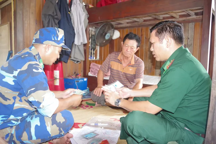Nghệ An: Bắt giữ tàu vận chuyển số lượng lớn dầu trái phép - Ảnh 1. Nghệ An: Bắt giữ tàu vận chuyển số lượng lớn dầu trái phép - Ảnh 1.