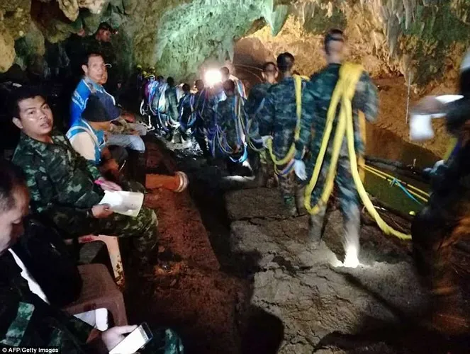 Hành trình 9 ngày tìm thấy đội bóng Thái Lan mất tích trong hang động ngập nước - Ảnh 2. Hành trình 9 ngày tìm thấy đội bóng Thái Lan mất tích trong hang động ngập nước - Ảnh 2.