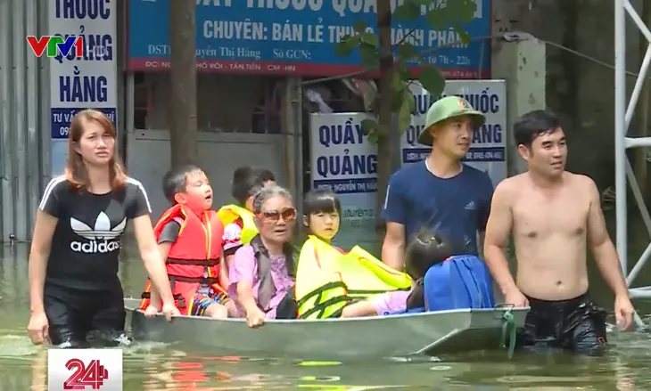 Nước lũ dâng cao, rác thải bủa vây người dân ngoại thành Hà Nội - Ảnh 3. Nước lũ dâng cao, rác thải bủa vây người dân ngoại thành Hà Nội - Ảnh 3.
