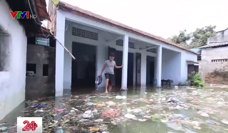Nước lũ dâng cao, rác thải bủa vây người dân ngoại thành Hà Nội - Ảnh 1. Nước lũ dâng cao, rác thải bủa vây người dân ngoại thành Hà Nội - Ảnh 1.