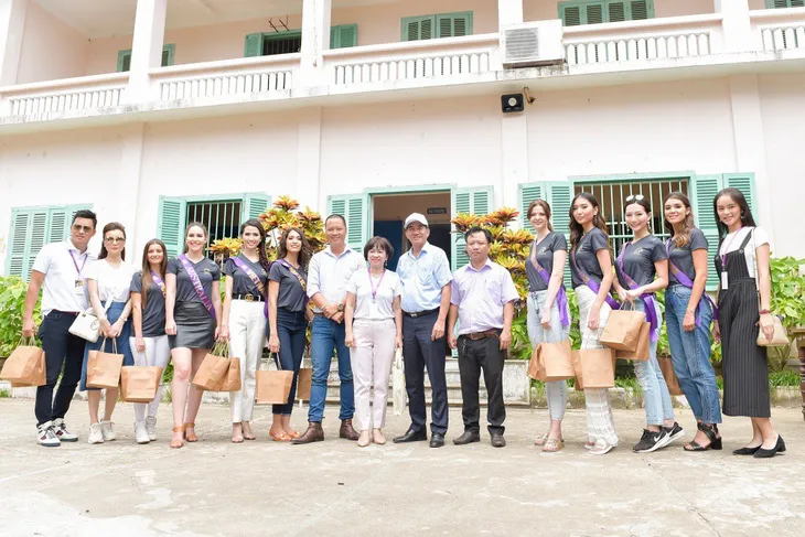 Dàn thí sinh Hoa hậu Đại sứ Du lịch thế giới 2018 diện đồ dạo biển khoe dáng ở Hội An - Ảnh 5.